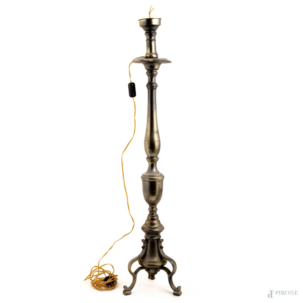 Candeliere con fusto tornito in metallo argentato montato a lampada, poggiante su 3 gambe mosse, XX secolo, altezza cm 87, (difetti)