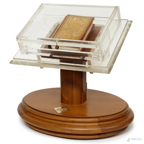 Il Libro d'Oro il cammino dell'uomo, Editalia-Edizioni d'Italia, Roma, 1996, con 20 lastrine in oro 999,9 (24kt), entro teca in plexiglass con supporto in legno, misure del libro cm 12,5x9,5x3,2