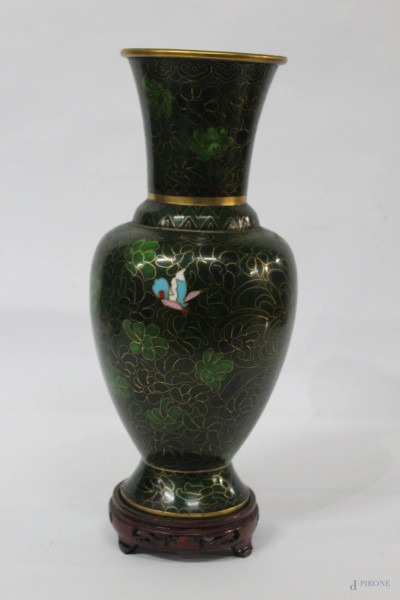 Vaso in metallo e smalto cloisonn&#232; a decoro verde con particolari dorati a forma di fiori, H 31 cm (difetto).