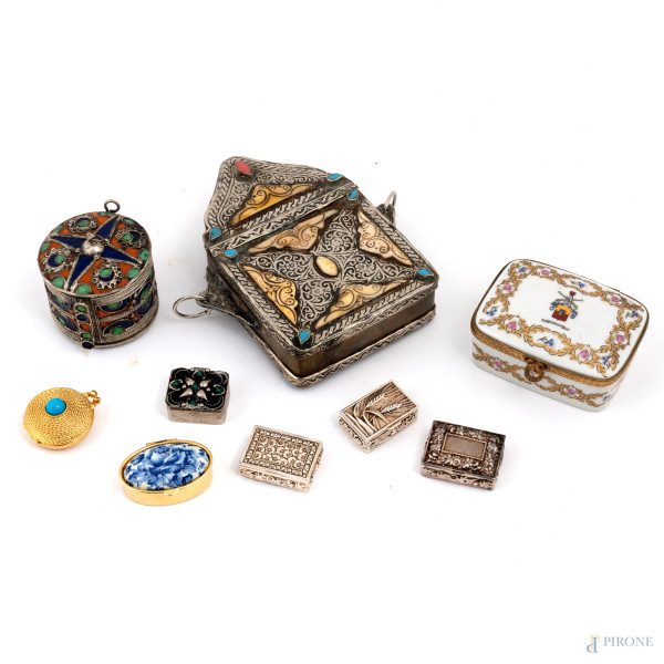 Lotto di nove contenitori di manifatture e materiali vari, XX secolo, misure massime cm 15x14x4, (segni di usura, difetti)