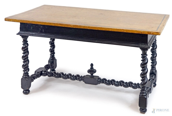 Tavolo in legno laccato ed ebanizzato, Bologna, XVIII secolo, piano di linea rettangolare,  poggiante su quattro montanti a torciglione riuniti da traversa, cm h 81x74x151,5, (piano sostituito, difetti).
