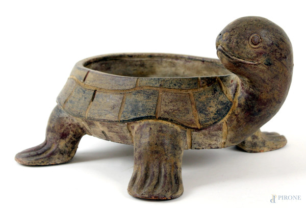 Tartaruga portavaso in terracotta, cm h 21, XX secolo.