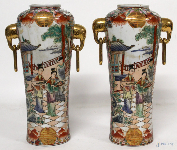 Coppia vasi in porcellana raffiguranti paesaggio con figure, anse a teste di elefante, H 35 cm, marcati, arte cinese.