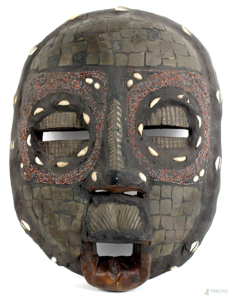 Maschera Africana in legno, decori con conchiglie e pietre, altezza cm 45