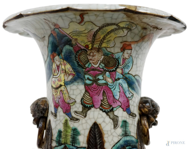 Coppia di grandi vasi in porcellana, orlo svasato e corpo con decori raffiguranti scene di combat...