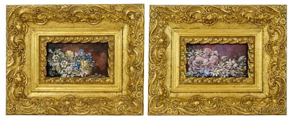 Coppia di dipinti ad olio su tavola raffiguranti fiori, cm 8,5x14, firmati, entro cornici.