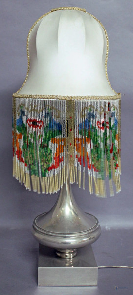 Lampada da tavolo in metallo cromato con paralume in stoffa e perline colorate, H 58 cm.
