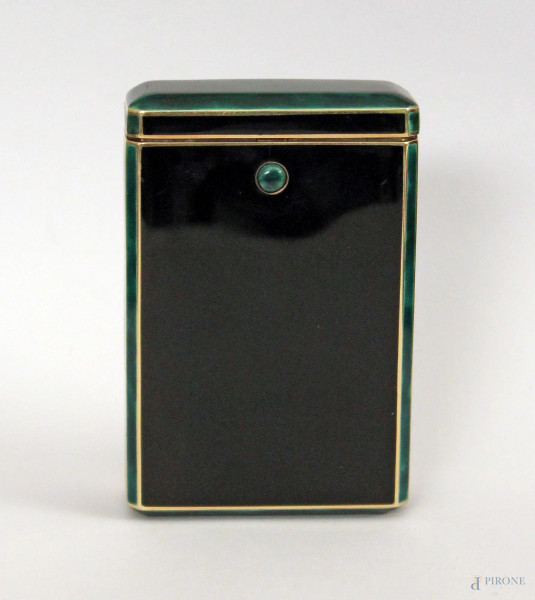 Portasigarette Cartier in oro basso smaltato verde e nero, datato 26 marzo 1924, completo di custodia originale.