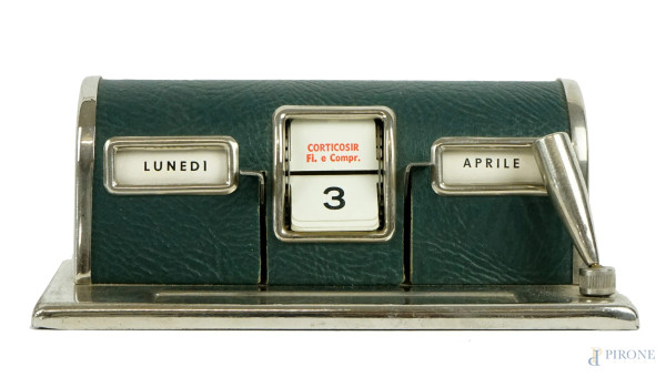Calendario da tavolo in simil-pelle verde e metallo con portapenna, cm 5,5x16x9, XX secolo, (difetti)