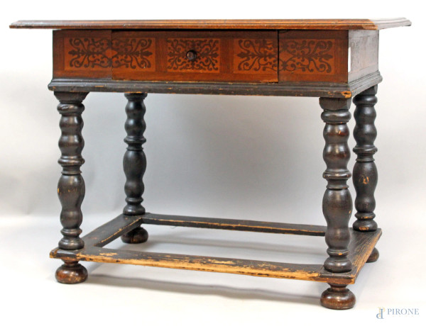 Tavolo scrittoio toscano, XIX secolo, in legno impiallacciato, ad un cassetto, gambe tornite riunite da traverse, cm h 70x69x34, (difetti)