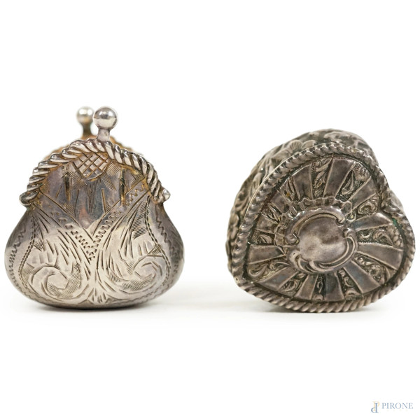 Lotto di due scatoline in argento inciso e sbalzato, manifatture diverse del XIX-XX secolo, misure max cm 5x4,5, peso gr. 60,5