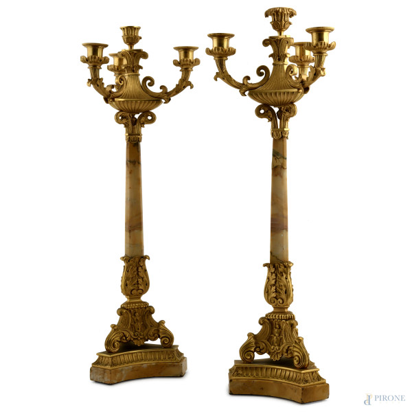 Coppia di candelabri in bronzo finemente cesellato a cinque luci con fusto in marmo, XX secolo, altezza cm 61,5, (rotture, scalfiture, restauri)