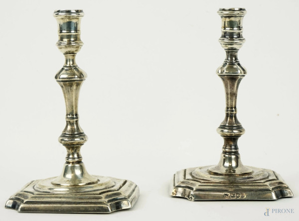 Coppia di candelieri in argento inciso e sbalzato, Inghilterra, fine XIX secolo, cm h 11,5, (appesantiti)