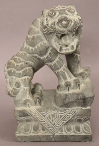 Cane di Foo, scultura in pietra incisa, H 23 cm.
