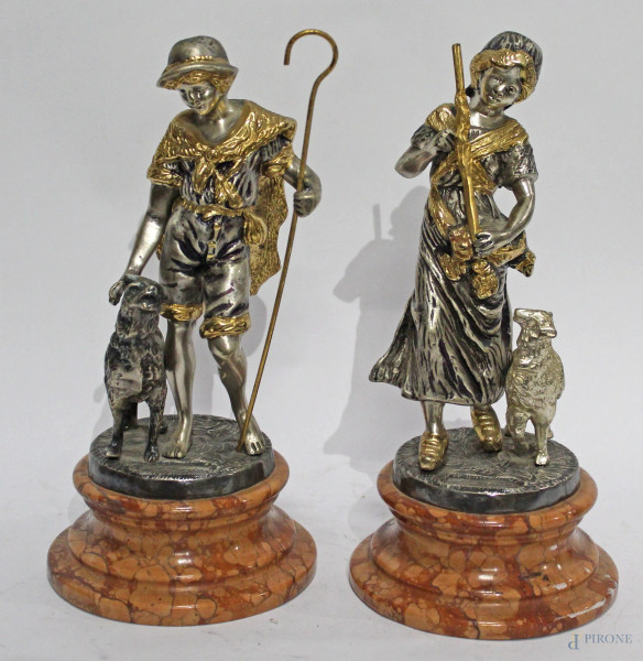 Pastorelli, coppia di sculture in metallo argentato con basi in marmo, firmate, h. 28 cm