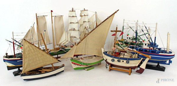 Lotto di otto modellini di velieri e pescherecci, in legno dipinto ed altri materiali, altezza max cm 32, (difetti e mancanze).