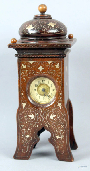 Orologio da tavolo in legno con intarsi in metallo argentato, h cm 28, (da revisionare).