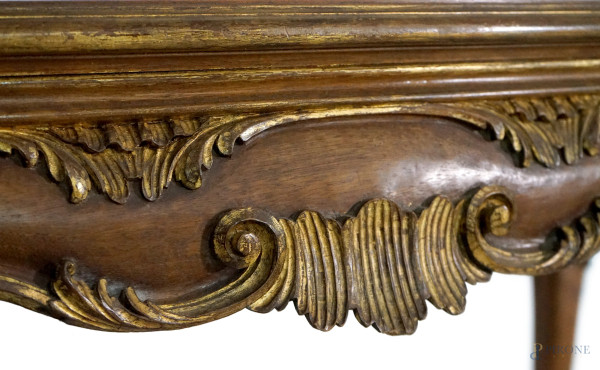 Tavolo in noce stile Luigi XV con piano rettangolare dal profilo centinato, fascia sottostante il...