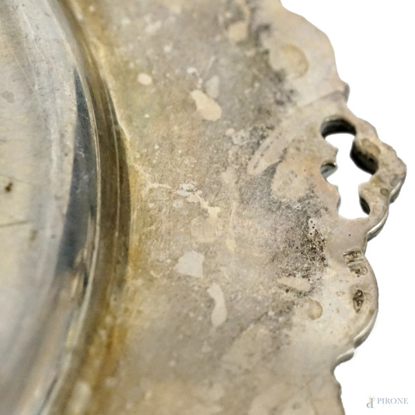 Cinque piattini tondi in argento con bordo mistilineo cesellato, sec. XX, gr. 1100, diam. cm 19,5...