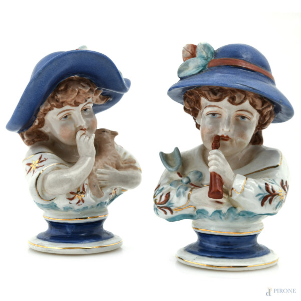 Coppia di sculture raffiguranti fanciulli in porcellana Meissen, XX secolo, altezza massima cm 15
