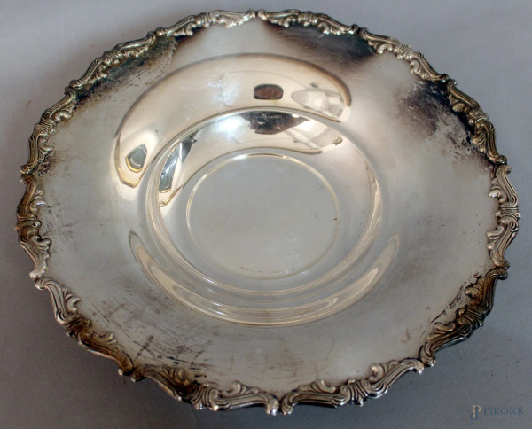 Centrotavola di linea tonda centinata in argento, diametro 31 cm, gr. 460.