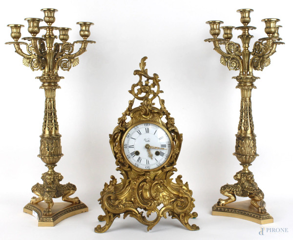 Orologio da tavolo e coppia di candelabri in bronzo dorato