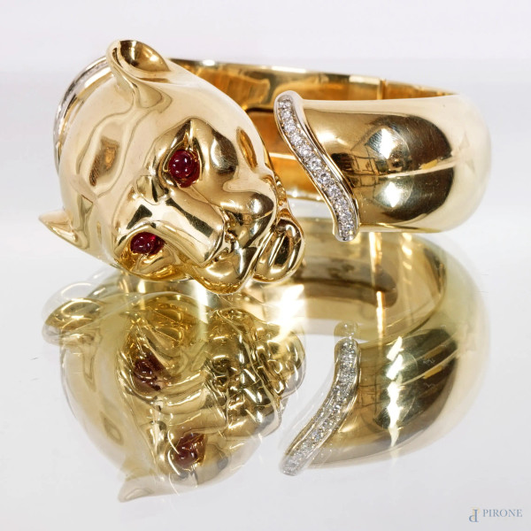 Panthère de Cartier, bracciale rigido in oro 18 KT con finale a pantera, due rubini e brillantini, peso gr.147,9