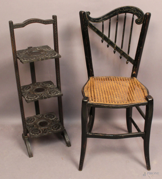 Lotto di una sedia in legno ebanizzato con schienale a lira ed un tavolino a tre ripiani in mogano intagliato, XIX sec.