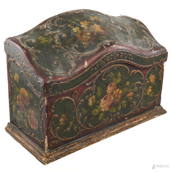 Scatola in legno intagliato a dipinto, XX secolo, cm 30x40x19, (segni di usura, scalfiture, difetti)