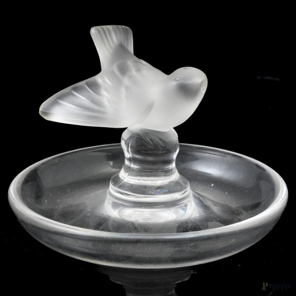 Piccolo centrotavola in vetro Lalique con rilievo di volatile, cm 8x9x9, firmato alla base al graffio, (lievi segni di usura)