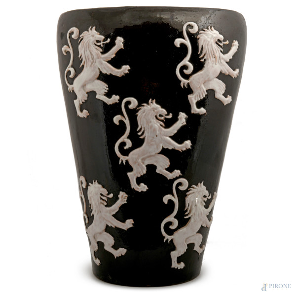 Grande vaso in maiolica dipinta a sfondo nero con leoni rampanti bianchi in rilievo, XX secolo, cm 50x35x17,(difetti)