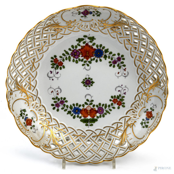 Centrotavola in porcellana Meissen decorato in oro e motivi floreali, XX secolo, diametro cm 24