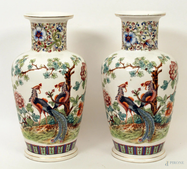 Coppia di vasi in porcellana policroma a tutto decoro di paesaggi e pavoni, Arte Orientale.