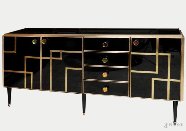 Credenza in legno e ottone, a tre sportelli e quattro cassetti, con applicazioni geometriche e pomelli in plexiglass cangiante, cm 96x205x48,5, (segni del tempo)