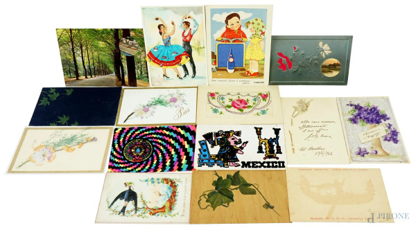 N.15 cartoline con collage, decori ed applicazioni a rilievo, cm 10,5x20, (lievi difetti).