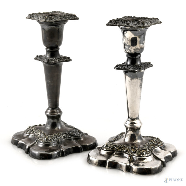 Coppia di candelieri in metallo argentato, XX secolo, altezza cm 19, (segni di usura)