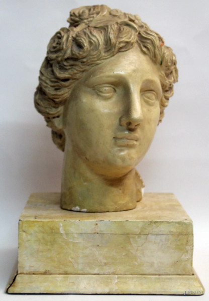 Testa di figura neoclassica, scultura in terracotta smaltata, poggiante su base, H. 28 cm., (piccole sbeccature).