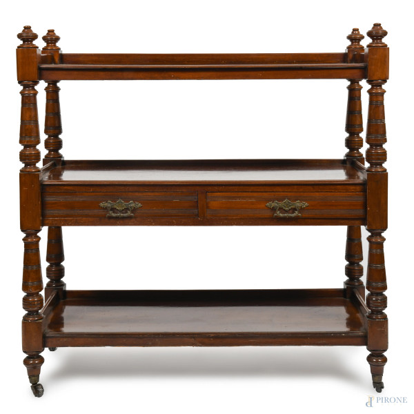 Etagere in noce a triplice ripiano con gambe munite di rotelle, XX secolo, cm 108x103x41,5, (Segni di usura, scalfiture, difetti)