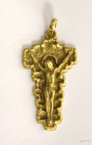 Ciondolo a forma di crocifisso in oro 18 Kt, gr. 7.