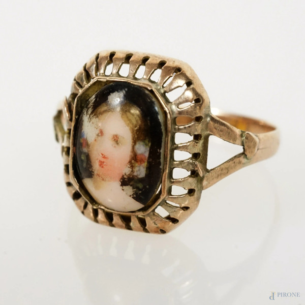 Anello in oro basso con miniatura in porcellana raffigurante ritratto di nobildonna, misura n. 13, peso gr. 1,6, (imperfezioni)