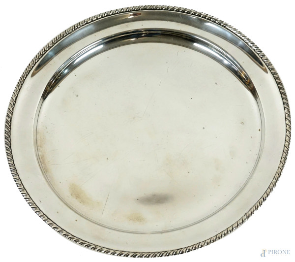 Vassoio tondo in argento, XX secolo, corpo liscio, bordo cesellato, diam cm 34,5, gr 810