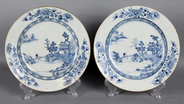 Coppia di piatti in porcellana bianco e blu a decoro di paesaggi, diametro 22,5 cm, Cina XX secolo, ( lievi sbeccature).