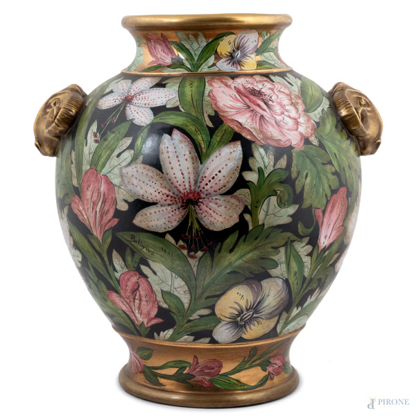Vaso in maiolica con decoro di fiori e prese a guisa di montone dorato, XX secolo, altezza cm 47,5, (segni di usura)