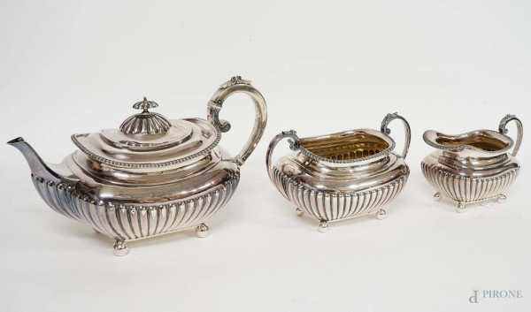 Servizio da thé in argento, Inghilterra, George Edward & Sons, 1894- 1919, composto da (pz.3): caffettiera, lattiera e zuccheriera, misure max  cm 15x29x13, peso gr.1248