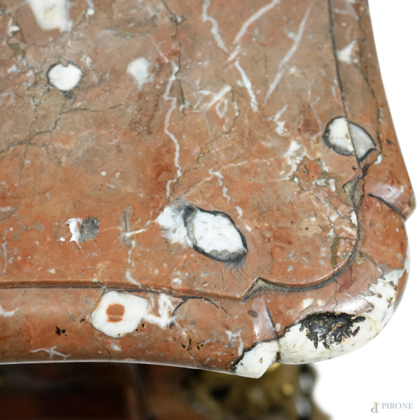 Comò Luigi XV a tre cassetti con piano in marmo, forma bombata, lastronata in bois the rose con g...