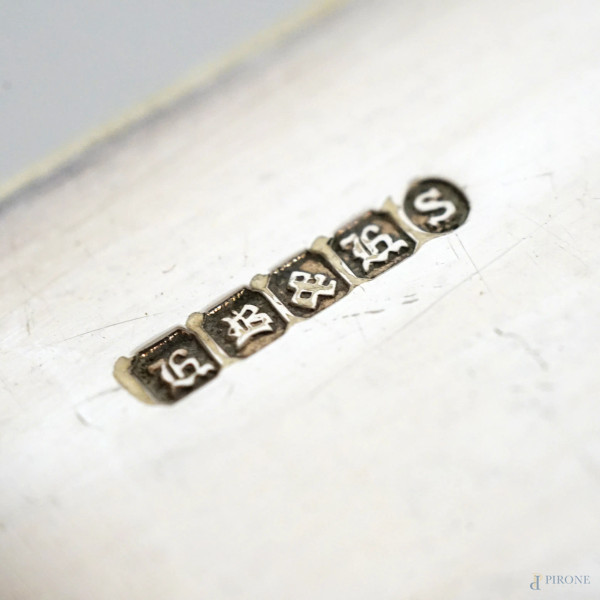 Lotto composto da una pinza per salumi e un raccoglibriciole in metallo argentato con finiture in...