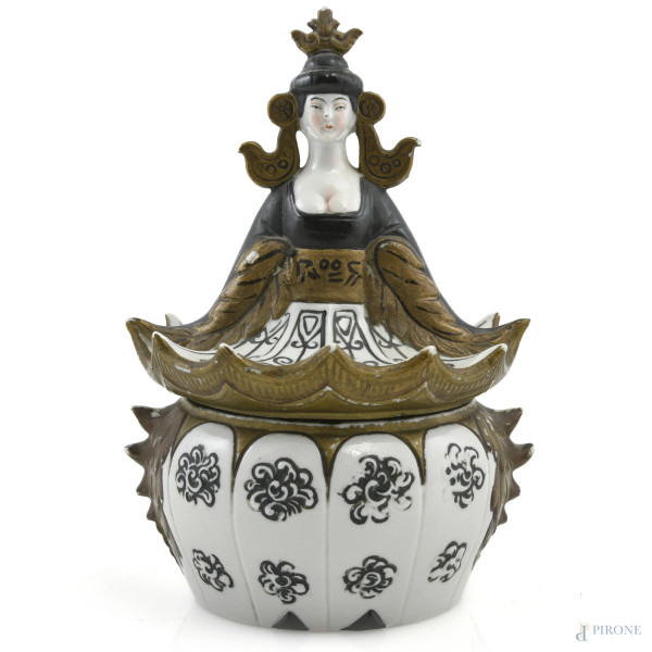 Potiche orientale con coperchio con presa a guisa di figura femminile in porcellana dipinta e smaltata, XX secolo, altezza cm 18, (segni di usura, sbeccature, difetti)