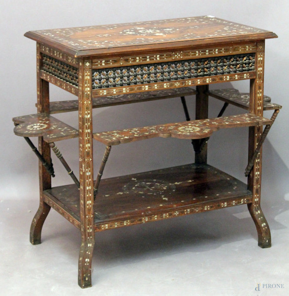 Tavolino in noce con pianetti laterali pieghevoli, a tutto intarsio in madreperla, arte persiana XIX°sec., h.78x75x45