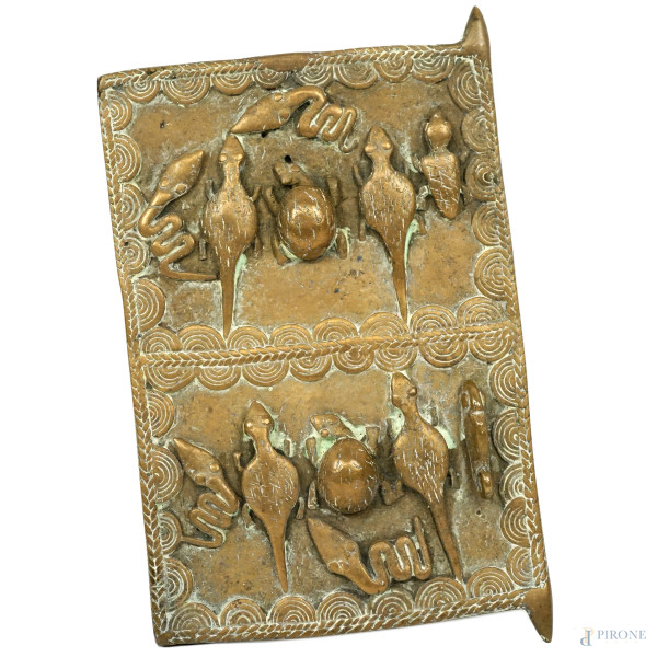 Antica placca in bronzo con decori a rilievo raffiguranti animali, manifattura orientale, cm 12x19