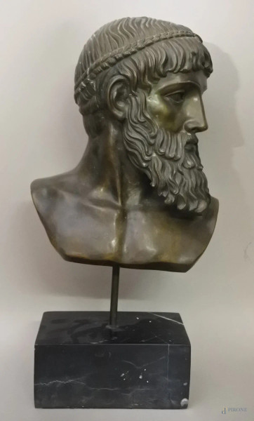 Busto di d'uomo, scultura in bronzo brunito, poggiante su base in marmo, h. 50 cm.